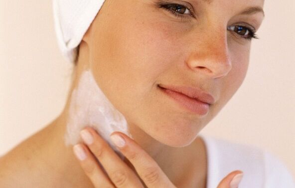 applying a cream to rejuvenate neck and décolleté skin